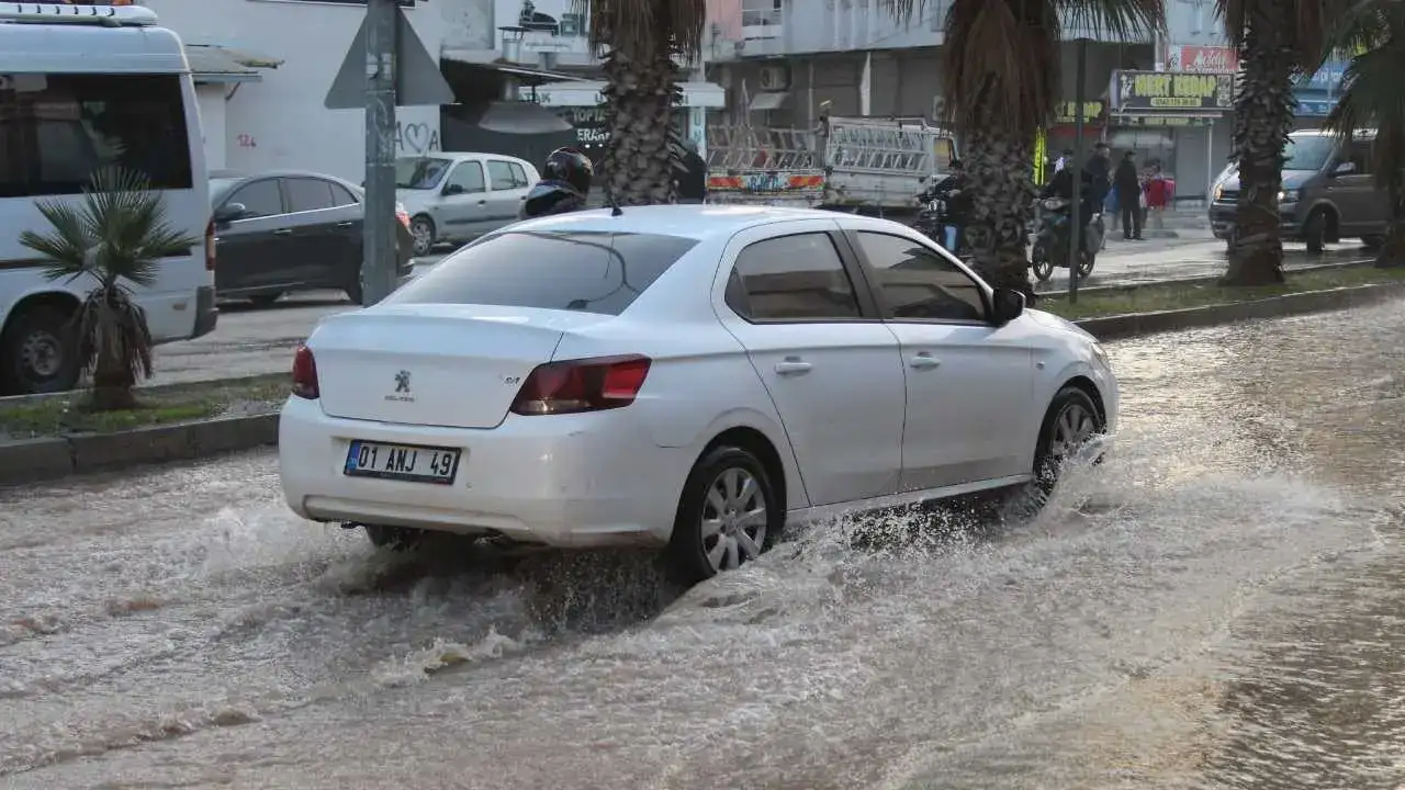 Adana’da İçme Suyu Borusu Patladı: Sokaklar Göle Döndü! 2